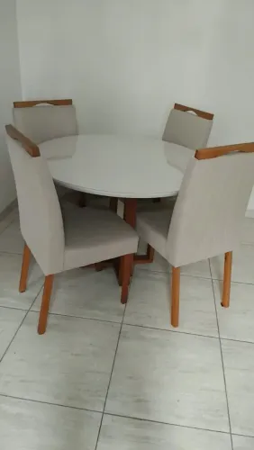 Mesa redonda 1.15cm com 4. Adeiras estofada 