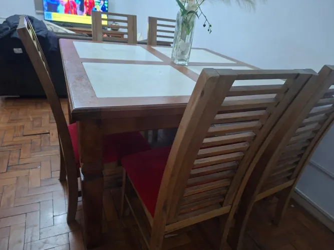 Mesa com 6 cadeiras em madeira