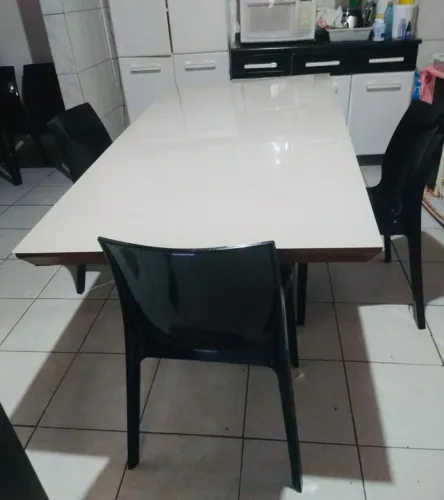 Vende-se mesa com tampo de vidro, em bom estado de conservação