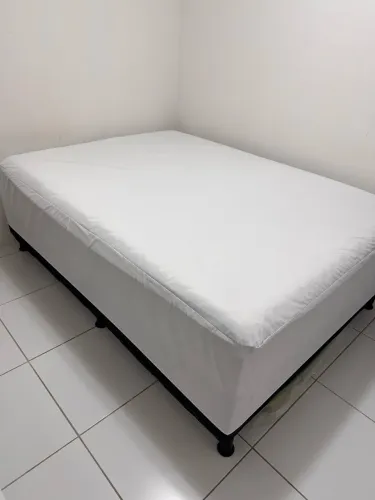 Cama de casal confortável + capa protetora