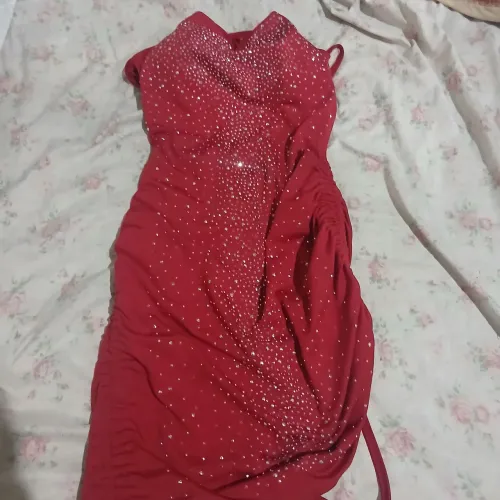 Vendo vestido vermelho brilhante com trançado atrás