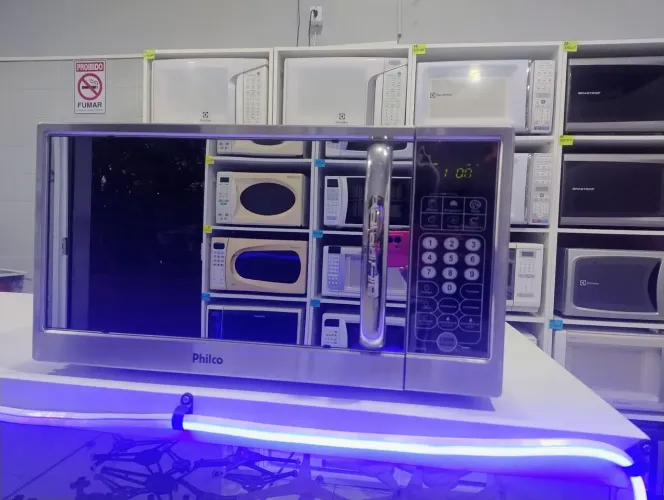 Microondas Philco 31 Litros com detalhes em alumínio escovado