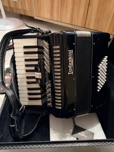 Acordeon 48 baixos Todeskini Preto