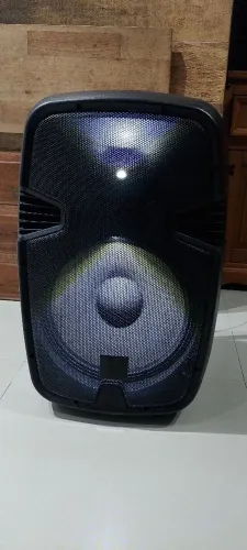 Caixa de som residencial com alto falante de 15 polegadas.