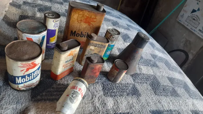 Coleção de latas de óleo antigas