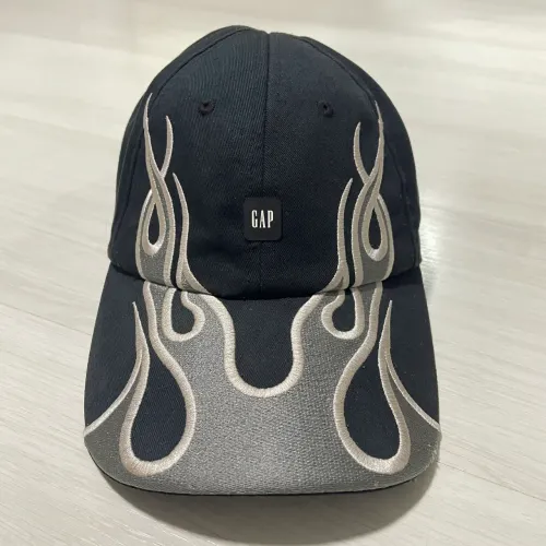 Boné Yeezy Gap Balenciaga
