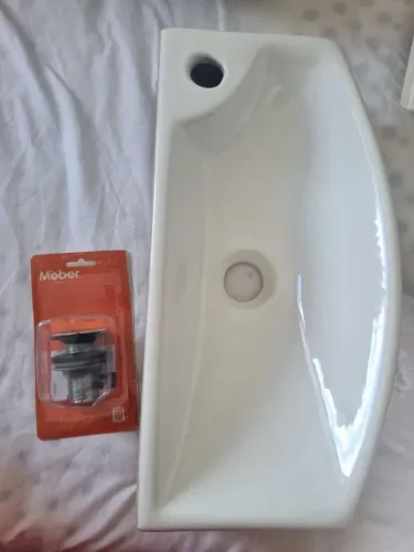 Pia de banheiro nova compacta