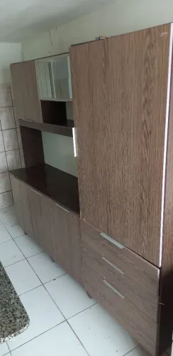 Vendo um armário de cozinha.
