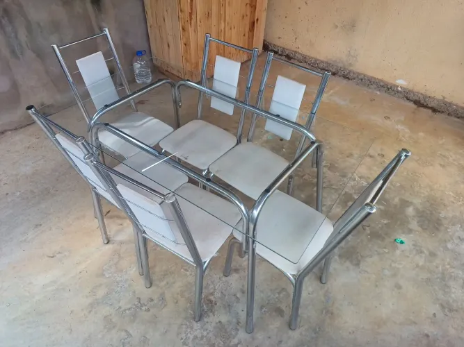Mesa de vidro com 6 cadeiras