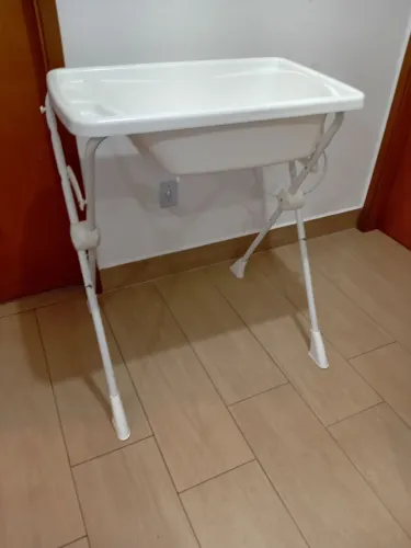 Banheira de bebê com suporte