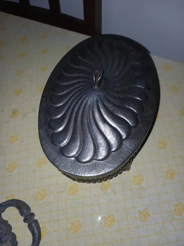Bomboniere antiga em metal prateado 