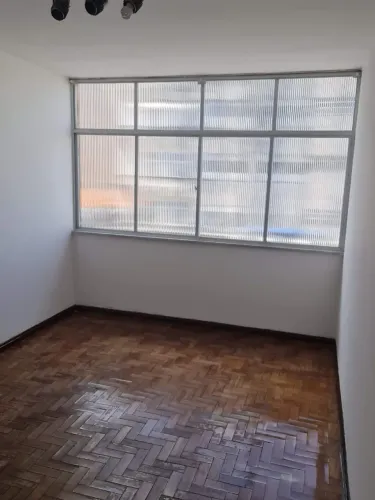 Vendo Apartamento, Ótima localização, muito amplo e arejado, padrão antigo.