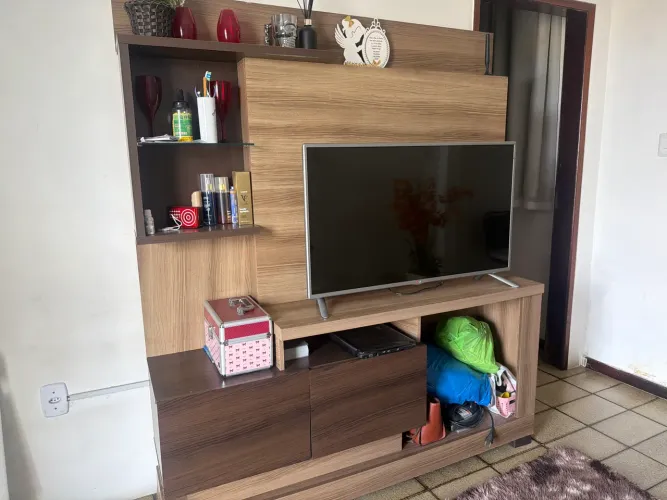 Estante para sala com tapete