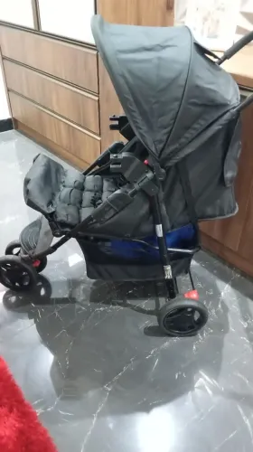 Carrinho de bebê com bebê conforto