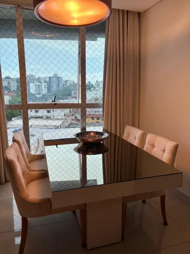 Mesa de jantar espelhada