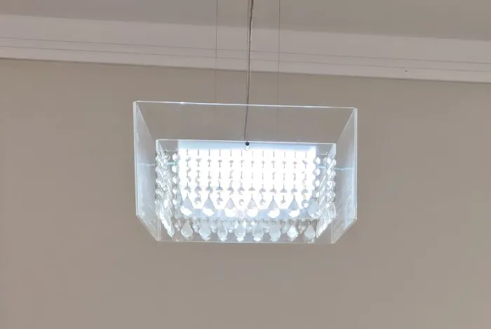Luminária pendente com pingentes em vidro