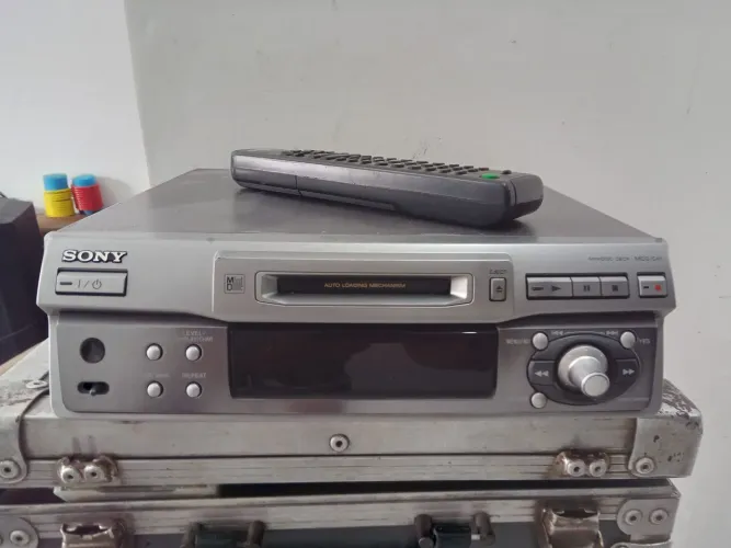 Sony MDS-S41 é um deck de MiniDisc (MD) compacto