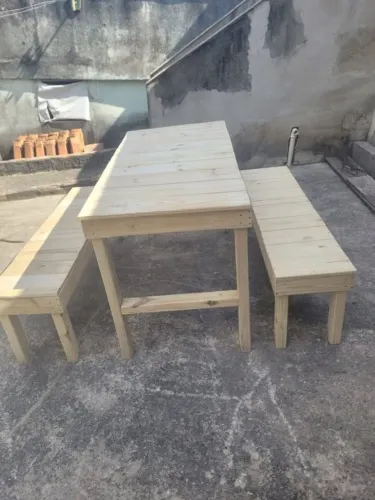 Mesa de madeira maciça toda parafusada e reforçada com dois bancos