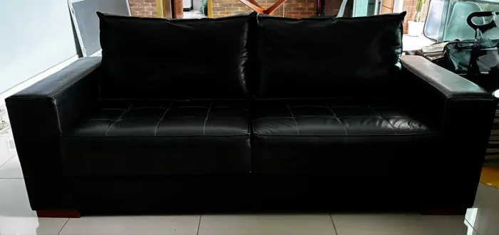 Vende-se sofá em courino 4 lugares 