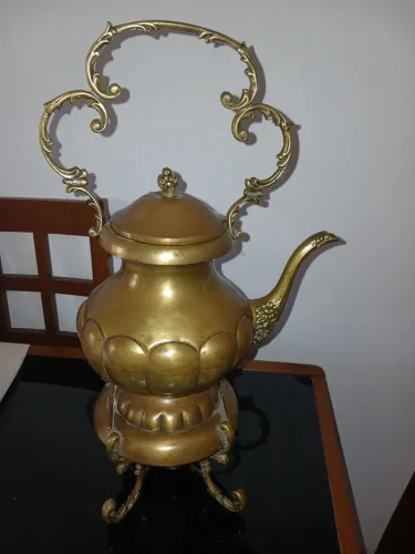 Samovar antigo em metal dourado 50cm 