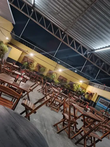 Vende jogos de mesas e cadeiras