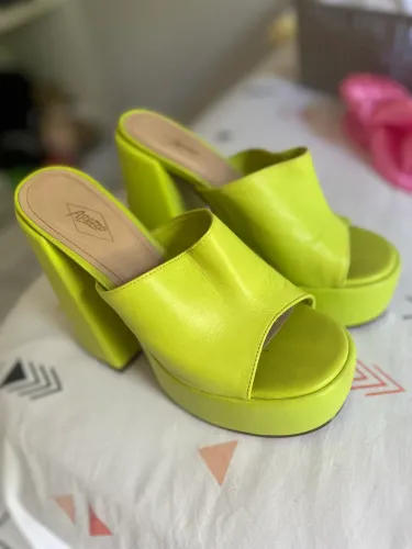 Tamanco Verde Couro Meia Pata Karen da marca Arezzo. Usado apenas uma vez, R$130