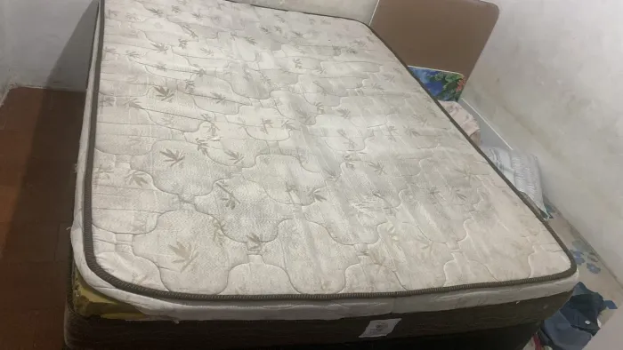 Base de cama e colchão de casal 