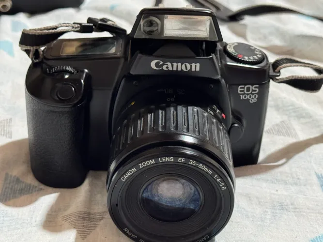 Câmera Analógica Canon EOS 1000QD + Lente 35-80mm (Japonesa) - No Estado