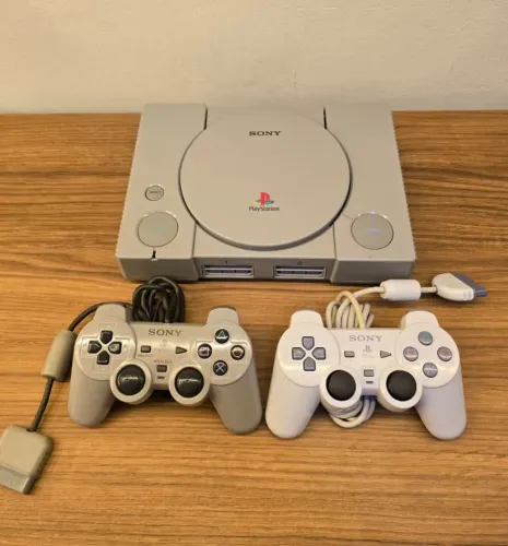 PLAYSTATION 1 FAT + 2 CONTROLES ORIGINAIS