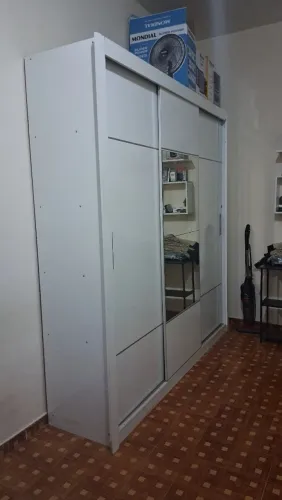 Guarda Roupas 3 portas com espelho grande em ótimo estado.