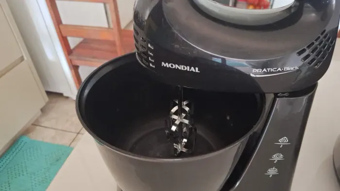 Batedeira Mondial preta 150w