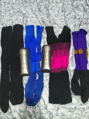 4 pares de meios mais um par de caneleiras
