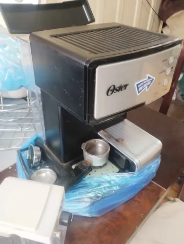 Cafeteira elétrica Oster Prima Latte seminova