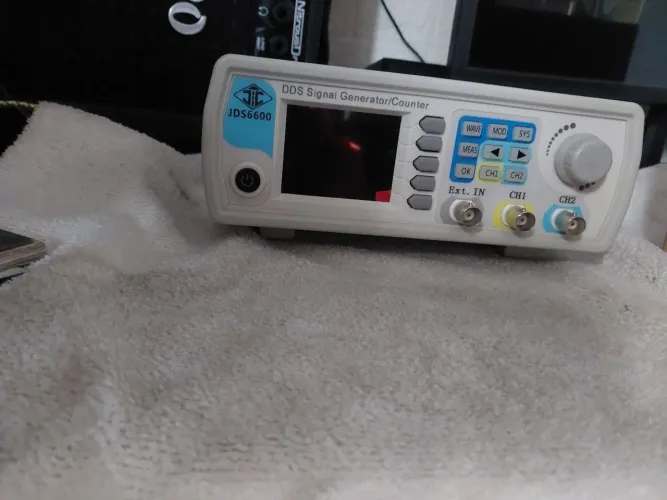 Vende um osciloscópio e um gerador de sinais