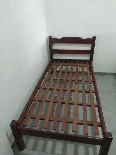 Cama de solteiro em madeira maciça