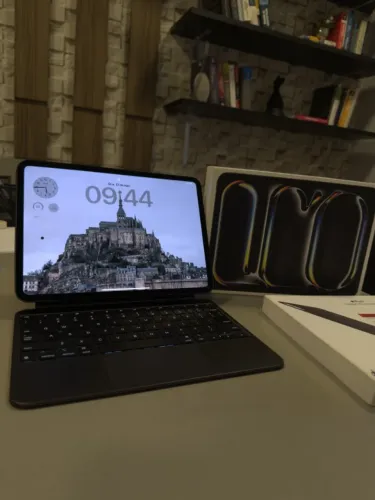 IPAD PRO M4 + Magic Keyboard Original - Seminovo apenas 27 ciclos