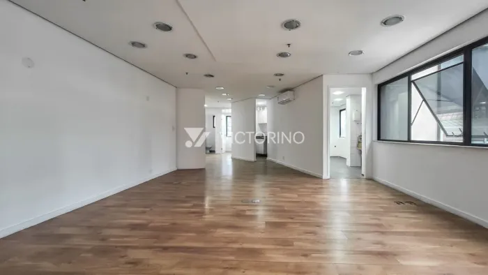 Comercial com 2 salas e 3 vagas no bairro Bela Vista.