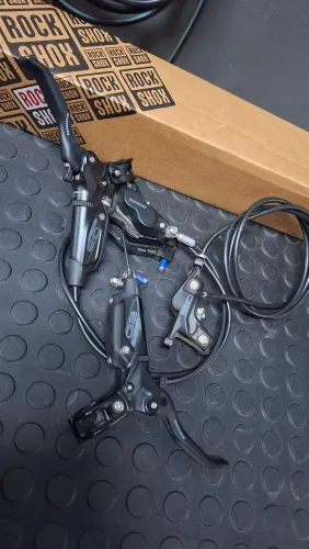 Freios Sram G2 RSC 4 Pistões <br>Usados por menos de 200km <br>