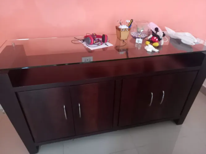 Aparador buffet de madeira maciça com tampa de vidro