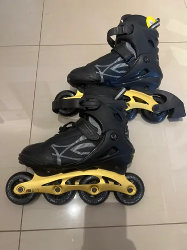 Patins Oxer 37 preto e dourado com freio.