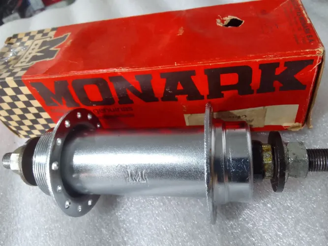Cubo traseiro cromado Monark original com 28 furos