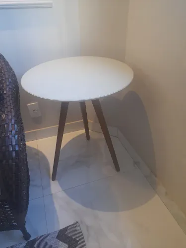 Mesa lateral com 60cm de diametro com vidro na cor off linda sem avarias 