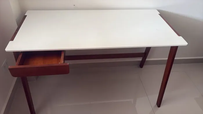 Mesa escritório com gaveta