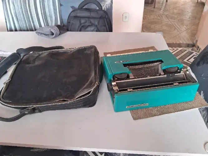 Máquina de datilografia olivetti Dora
