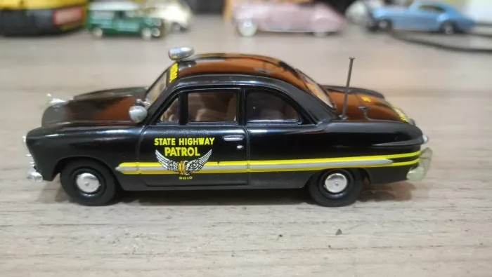 Miniatura Ford 1949 cupê polícia escala 1/43
