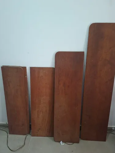 Vendo varias prateleiras de madeira maciça com bordas arredondadas e suporte de ferro.