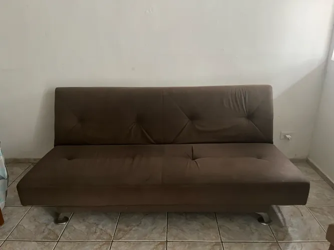 Vendo um sofá vem conservado modelo tipo retrátil .