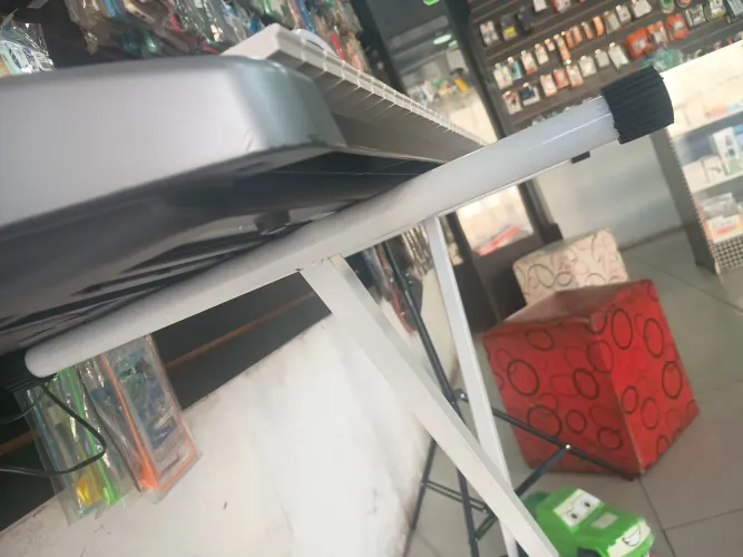 Suporte para teclado da cor branco novo
