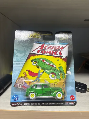 Carrinho Hot Wheels - Action Comics Sedan Berline