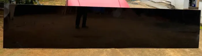 Painel estrutura em metalon revestido em ACM preto brilho 400x85cm